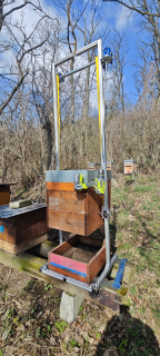 Zvedák Včelích nástavků hliníkový BEEHIVE LIFTER